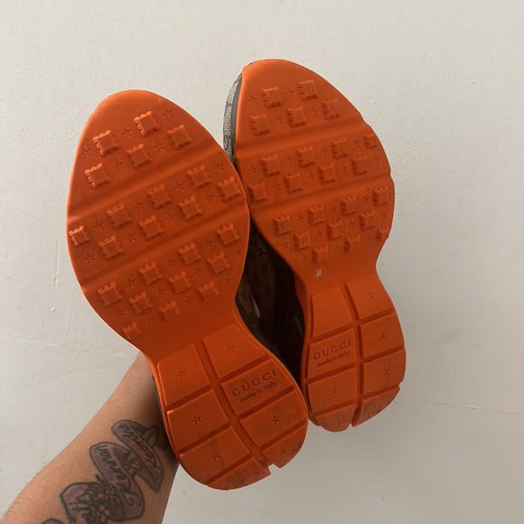 Hello, I am selling these gorgeous multi- colored Gucci sneakers in a size 38. - Picture 2 of 8